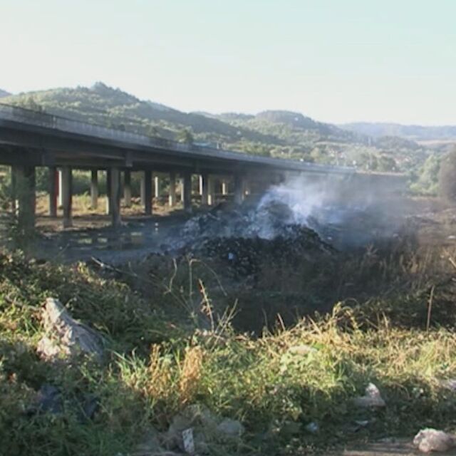 Пожарът на АМ "Струма": АПИ със сигнал в прокуратурата срещу собственика на сметището
