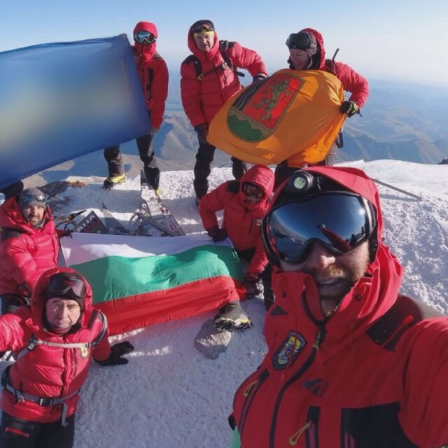 Български планински спасители изкачиха Елбрус в Кавказ и Ленин в Памир