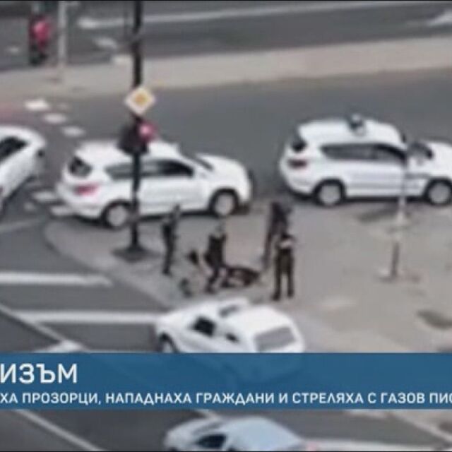 Тийнейджъри чупиха прозорци и стреляха по граждани в Бургас