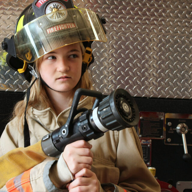 Момичета стават пожарникари в село без момчета (ВИДЕО)
