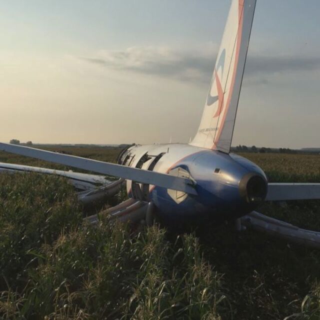 Авиоинцидент в Русия: Самолет се приземи аварийно в нива с царевица