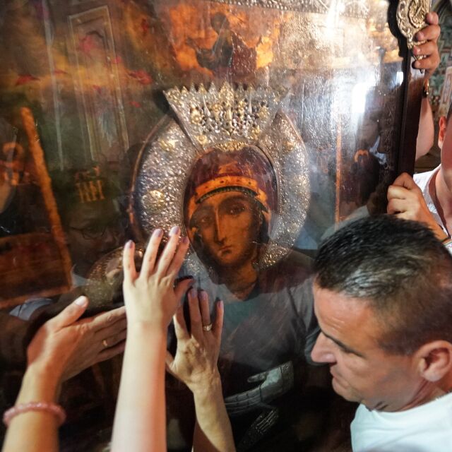 На Голяма Богородица Троянският манастир посрещна стотици вярващи