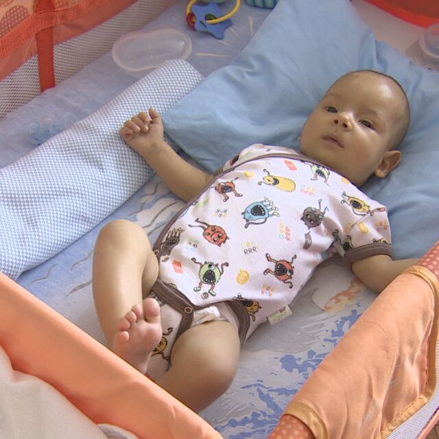 Успешно е извършена животоспасяващата трансплантация на бебето Алекс