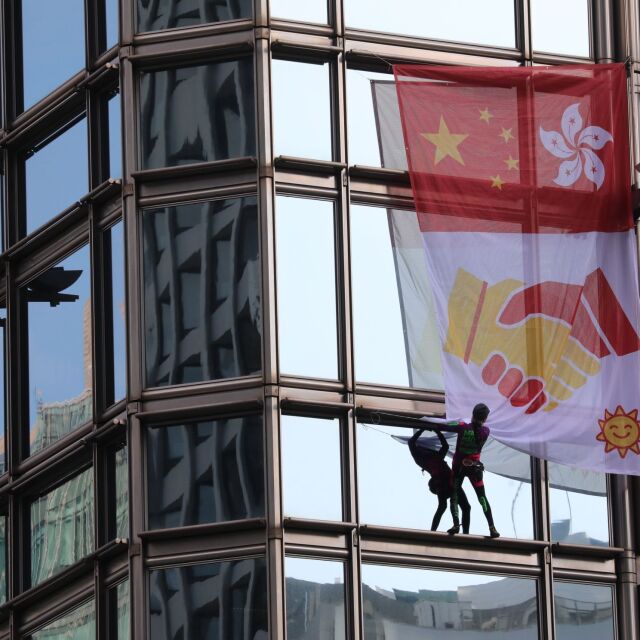 Френският Спайдърмен изпрати послание за мир от небостъргач в Хонконг 