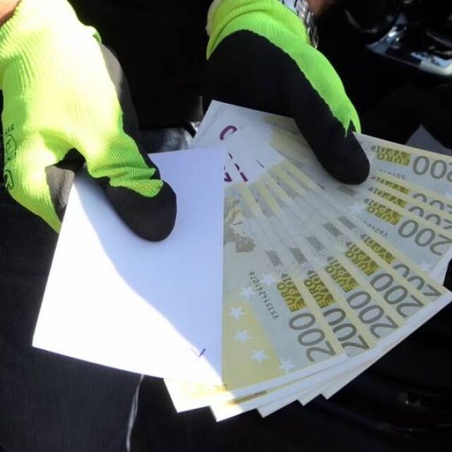 Задържаха шестима, разпространявали фалшиви банкноти евро