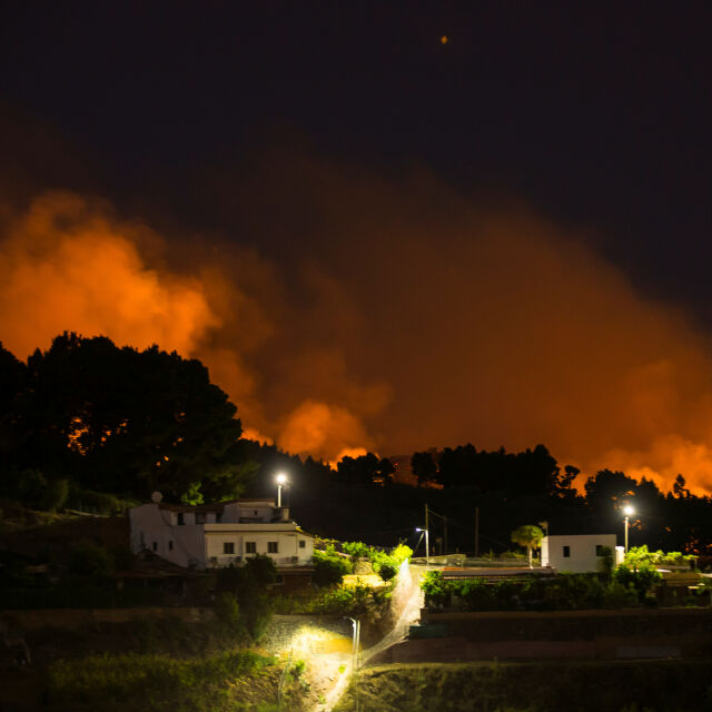 Частична евакуация заради голям пожар на Канарските острови (СНИМКИ И ВИДЕО)
