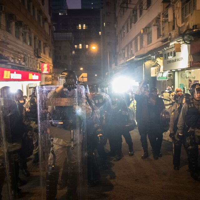 Полицията в Хонконг арестува около 30 души след масови безредици при протести 