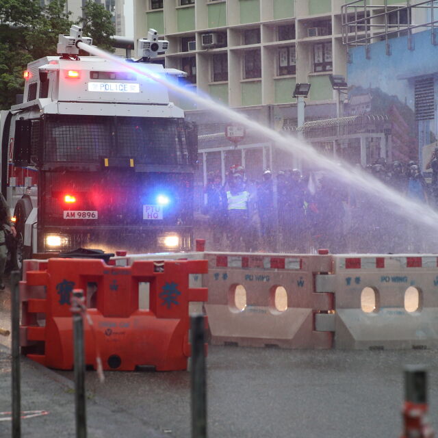 Полицията използва водно оръдие срещу демонстранти в Хонконг