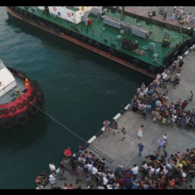 Рекорд: Грузинец издърпа 200-тонна лодка с пръст (ВИДЕО)