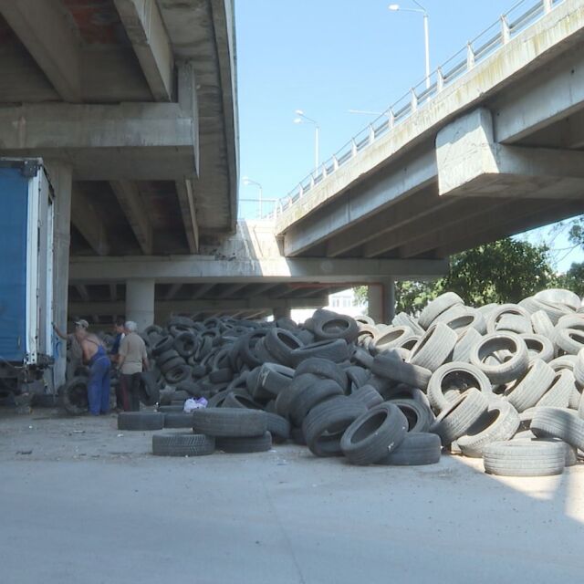 Реакция след репортаж на bTV: Разчистват планината от гуми под Аспаруховия мост