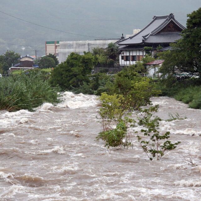 Две жертви на дъждовете в Япония, препоръчват евакуацията на 850 000 души
