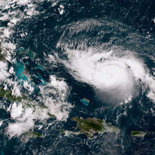 Ураганът "Лоренцо" набира сили над Атлантическия океан
