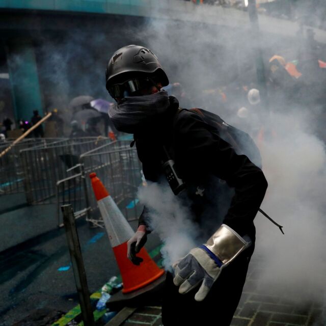 Нови сблъсъци между полиция и протестиращи в Хонконг 