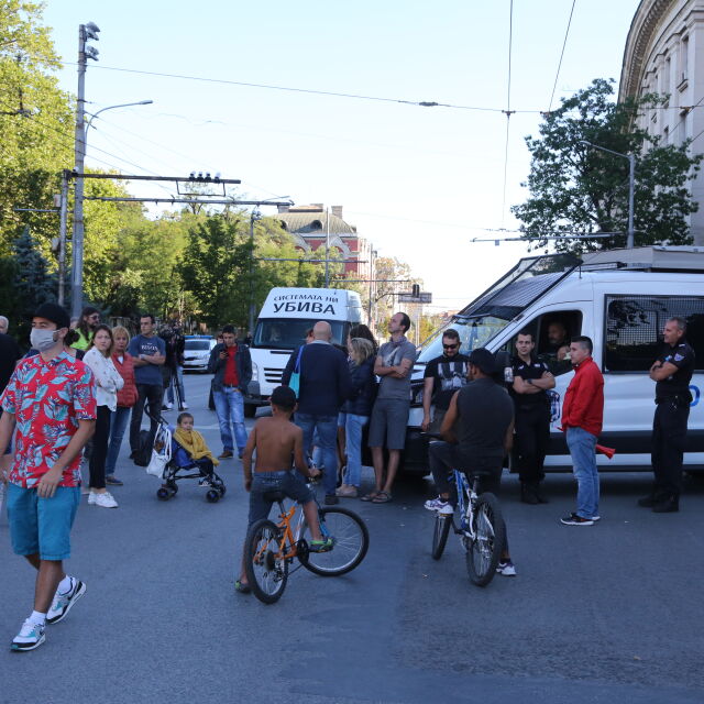 Кръстовището на Ректората при Софийския университет е блокирано