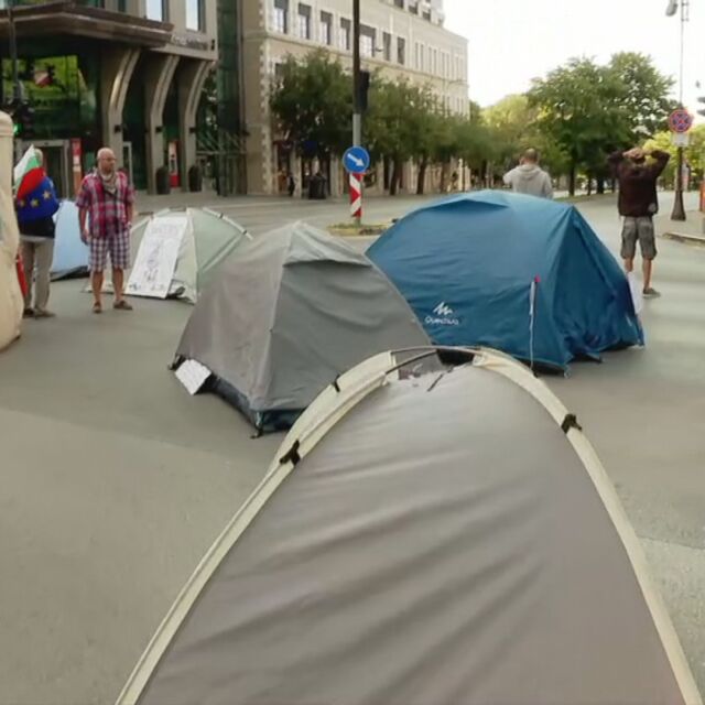 Палатков лагер блокира кръстовището пред общината във Варна