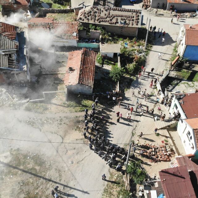 Акция „Багер“: Събориха 97 незаконни къщи в ромския квартал на Стара Загора (ОБЗОР)
