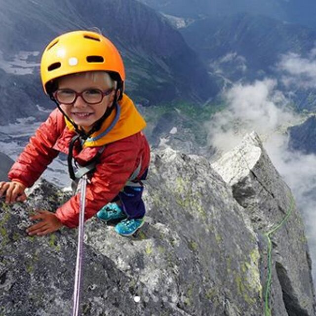Най-екстремното семейство в света качи 3-годишния си син на връх, където други са умирали
