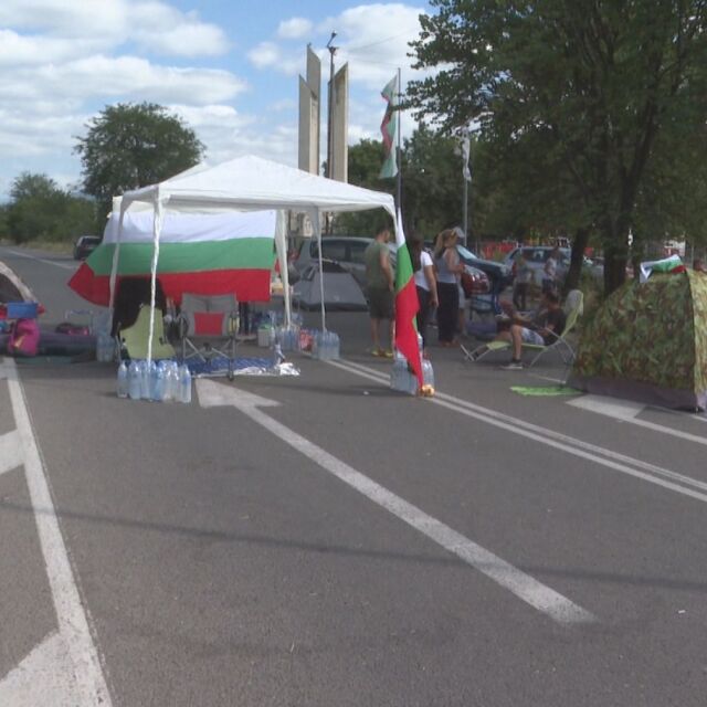 Блокадата на пътя Стара Загора-Хасково също беше премахната