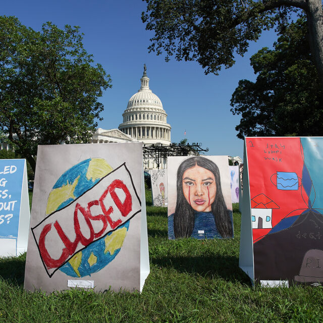 Трогателна изложба с детски русинки пред Конгреса на САЩ за облекчаване на COVID-19 ограниченията