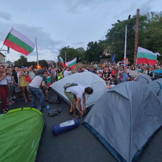 Протестиращите в Пловдив блокираха с палатки ключово кръстовище