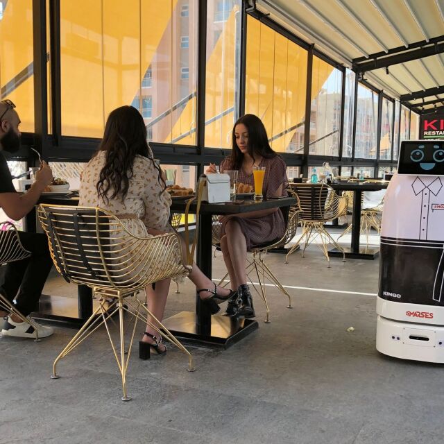 Робот-сервитьор върна клиентите на ресторант в Египет
