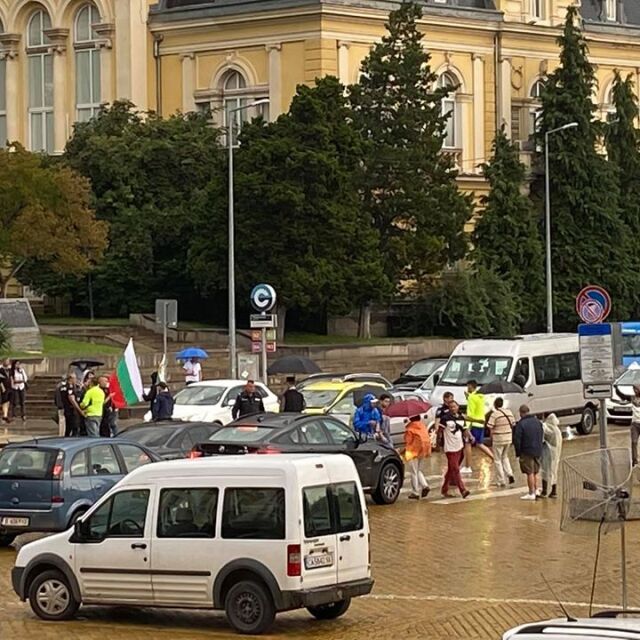 Протестиращи пресичат пешеходната пътека пред БНБ в София, има задържан