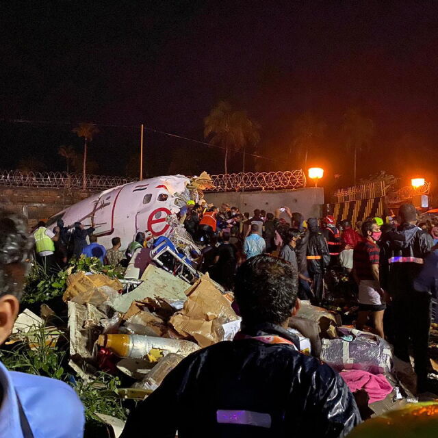 Най-малко 16 души са загинали при самолетна катастрофа в Индия