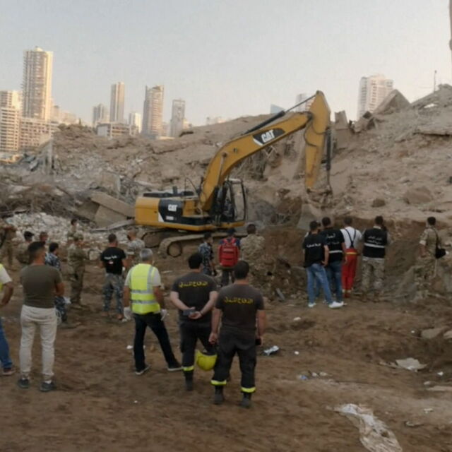 В епицентъра на взрива: Спасители и доброволци продължават да търсят оцелели
