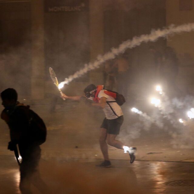 Сблъсъци в Бейрут: Протестиращите щурмуваха министерства, има загинал полицай