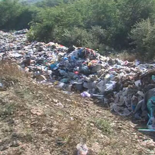 Незаконно сметище край Невестино: Боклуци се изсипват в дере до реката