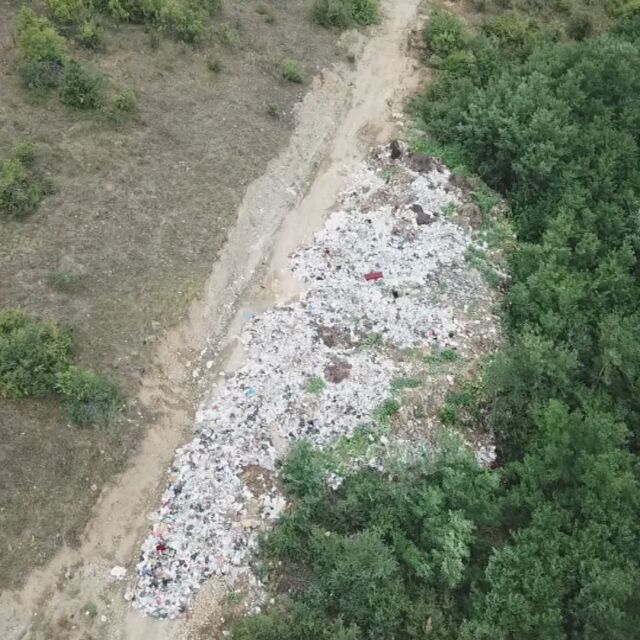 Незаконно сметище: Защо тонове боклуци се изсипват в дере край Невестино?