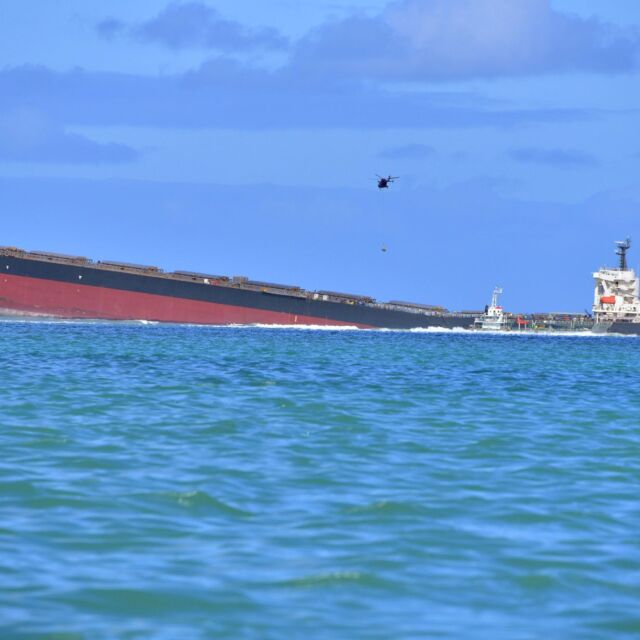 Екологичната катастрофа край Мавриций: Японският танкер се разцепи на две