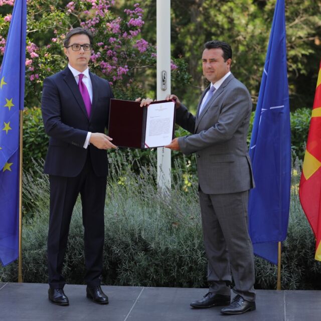 Президентът на С. Македония връчи мандат на Заев за съставяне на ново правителство