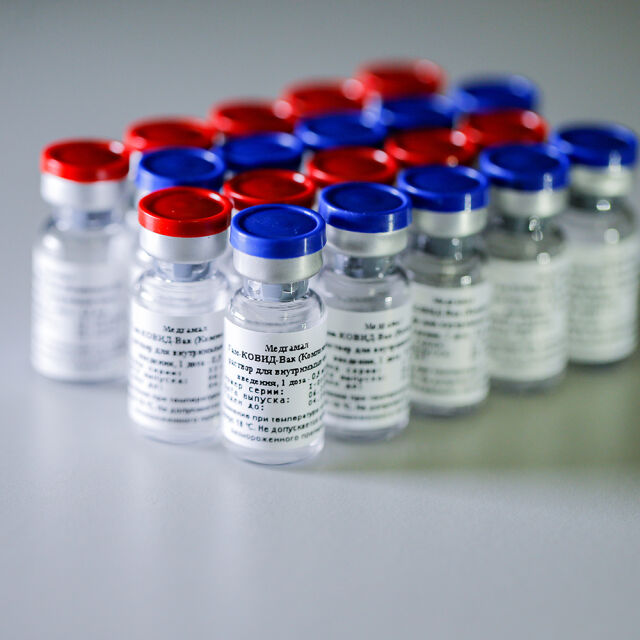 Вече 10 000 доброволци изпробват руската ваксина срещу COVID-19  