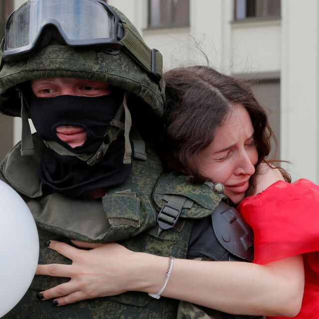 Напрежението в Беларус: Протестиращи и полицаи се прегърнаха