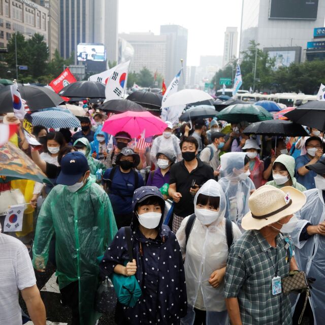 Южна Корея със строги мерки срещу COVID-19 на фона на многохилядни протести срещу президента Мун