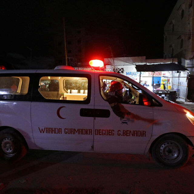 Десетки ранени след експлозия и стрелба в хотел в сомалийската столица Могадишу