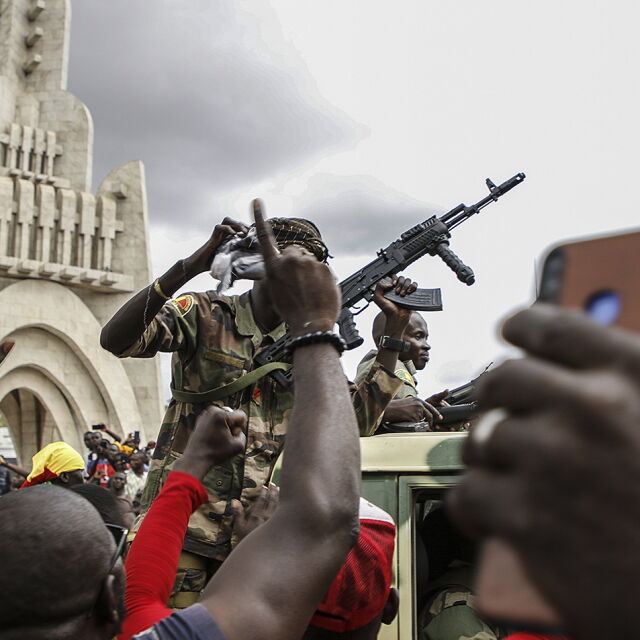 Президентът и премиерът на Мали са арестувани от разбунтували се военни