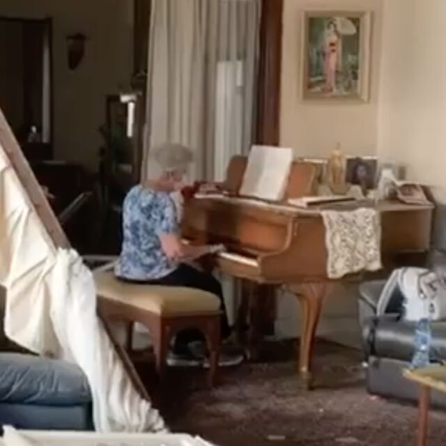 Надежда от Бейрут: Възрастна жена трогна социалните мрежи с пиано изпълнение в сринатия си дом (ВИДЕО)