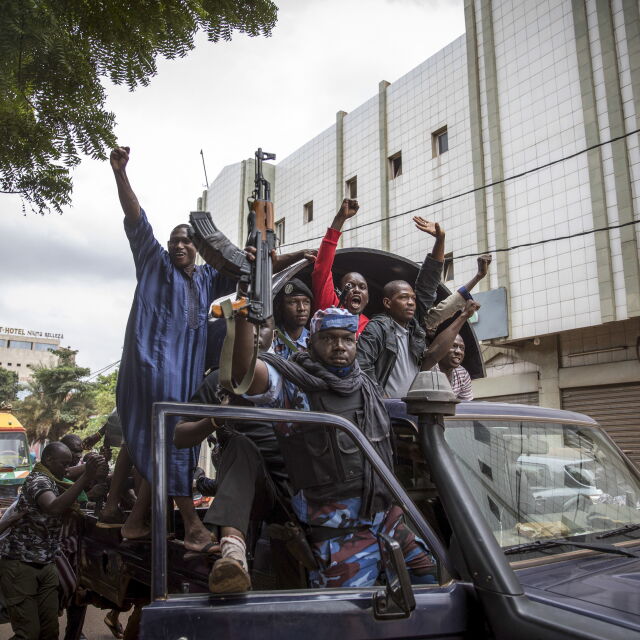 Отново военен преврат в Мали, принудиха президента да подаде оставка