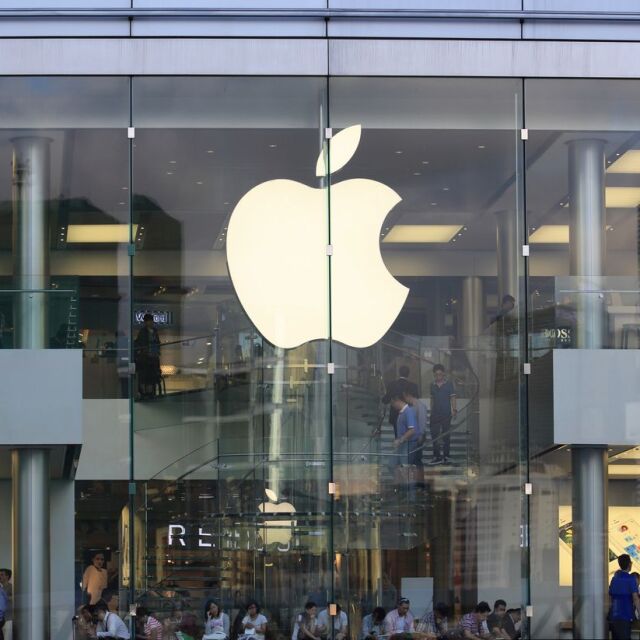 „Епъл“ удари историческата пазарна стойност от $2 трилиона на „Уол Стрийт“