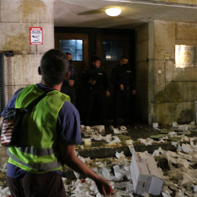 Протестиращи отново замеряха сградата на МВР с тоалетна хартия, яйца и домати