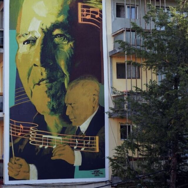 Насимо рисува: ликът на композитора Дико Илиев се появи върху 3-етажен блок в Оряхово