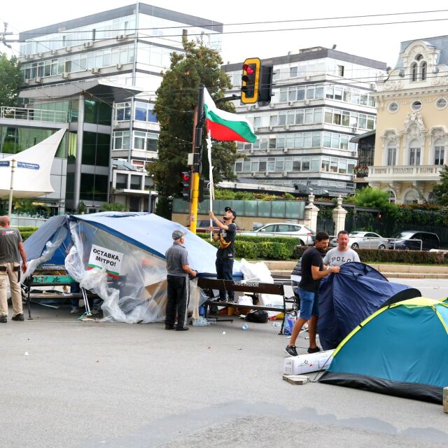 Силна буря в София: Вятърът събори шатрите пред Ректората