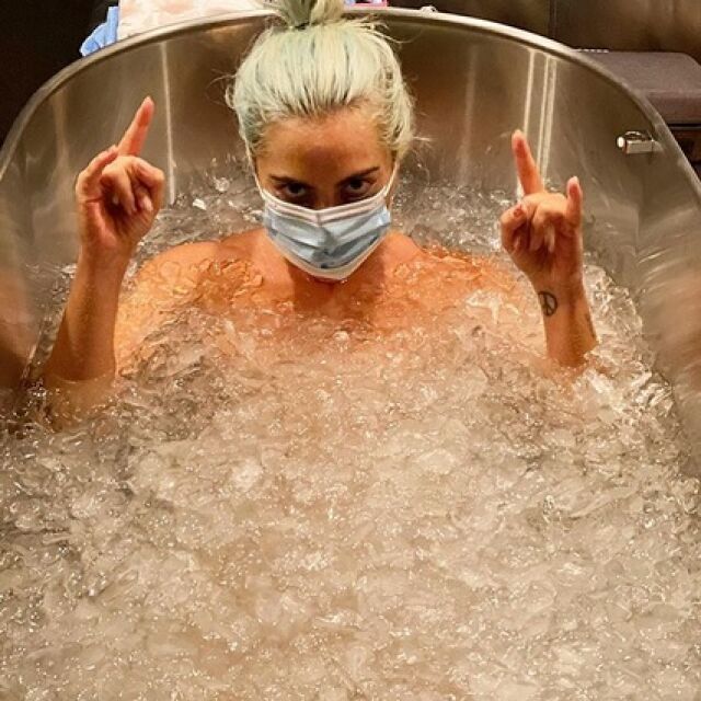Шокова терапия: Лейди Гага се топна във вана с лед 