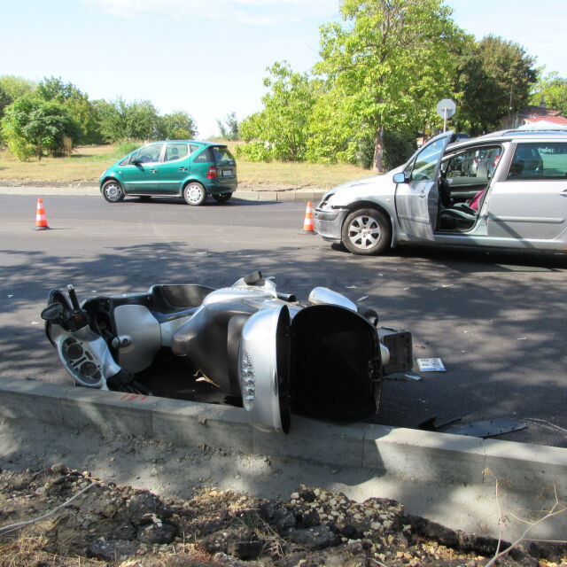 На участък в ремонт край Русе: Моторист беше откаран в болница след удар от автомобил