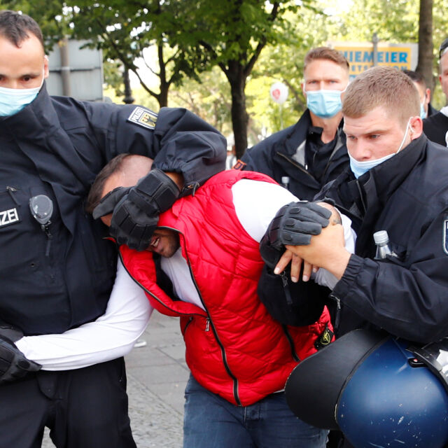 Полицията в Берлин разпръсна протест срещу противоепидемичните мерки