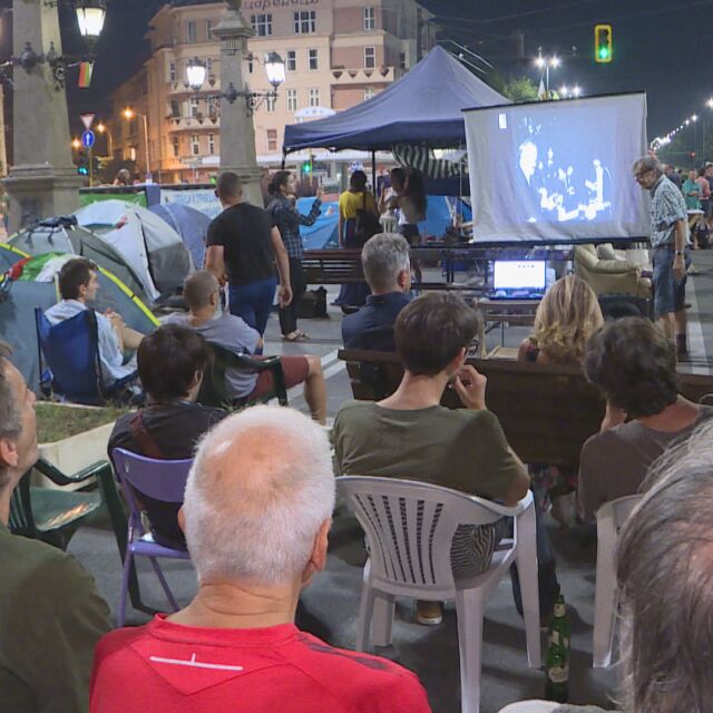 Протестиращите откриха импровизирано кино на бул. "Цар Освободител"