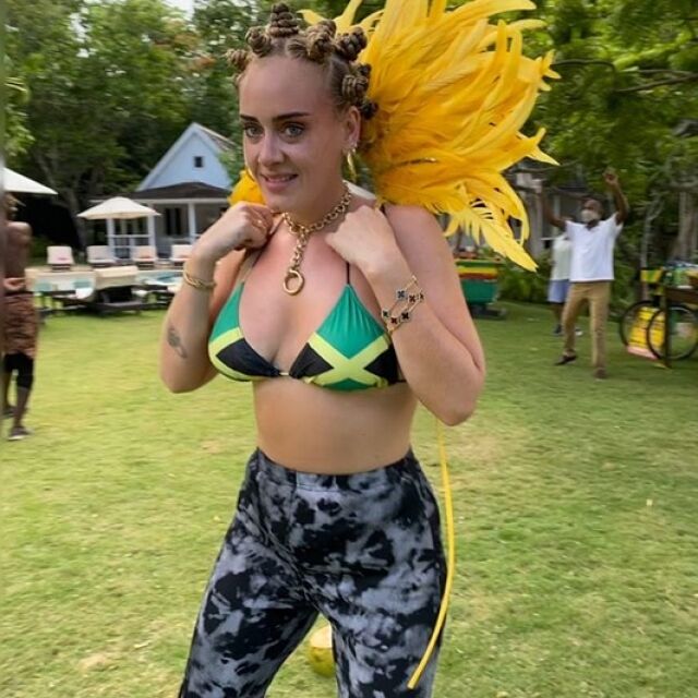 Нападнаха Адел с коментари заради публикувана снимка с коса на възли и бански със знамето на Ямайка