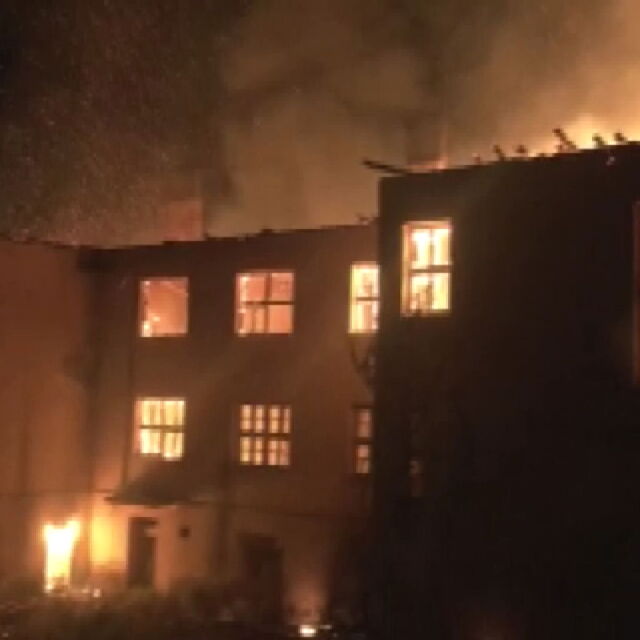 Пожар обхвана Долно село в Кюстендилско, има пострадали
